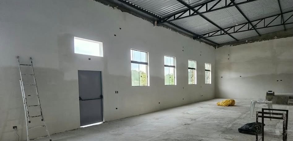 Parede lateral esquerda do salão com escada, porta e janelas